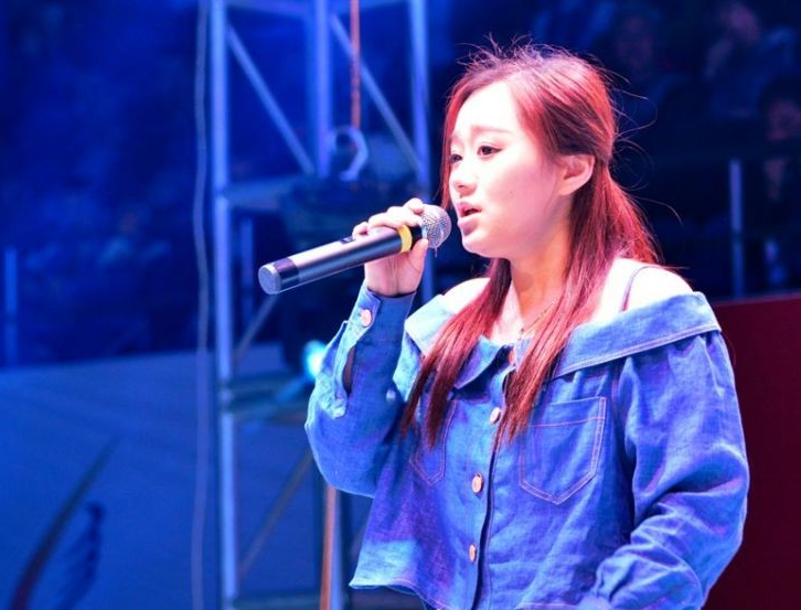 中国好声音学员夏玲美进行歌曲演唱