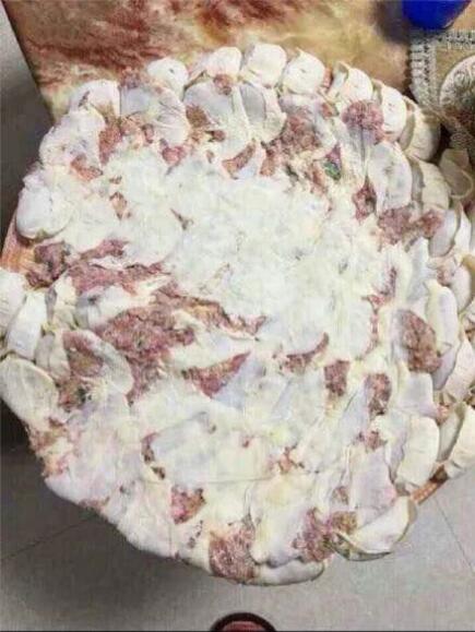 光顾抢红包 一屁股直接坐饺子上了