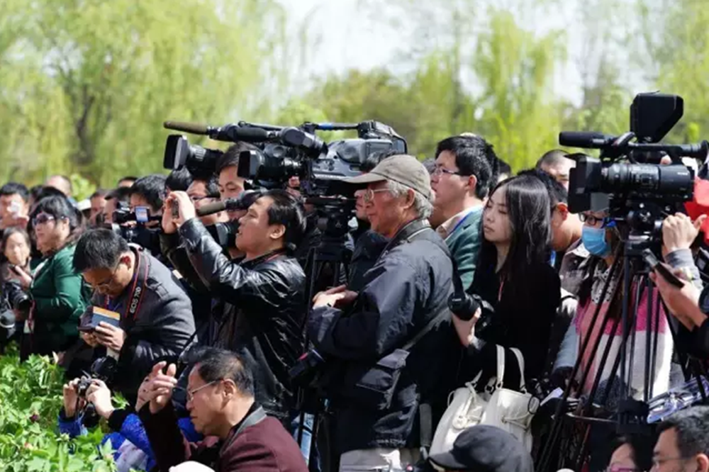 各媒体记者、拍客一同见证了菏泽国际牡丹文化旅游节的相关活动