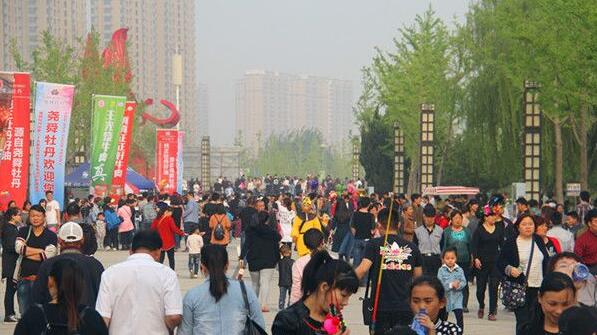周末两日，曹州牡丹园纳客近12万人次