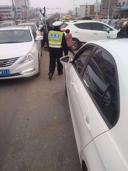 菏泽东明“吊瓶”交警蔡海飞