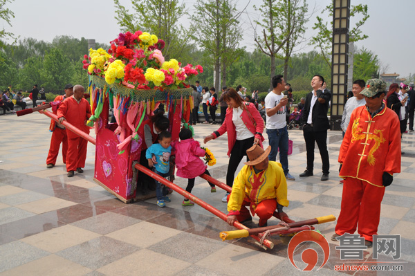 花轿依旧是曹州牡丹园内的特色之一