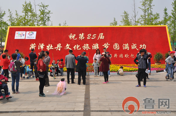 此位置成为吸引游客合影留念的位置之一