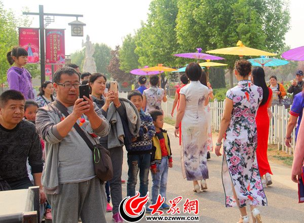 旗袍秀引起众多游客围观