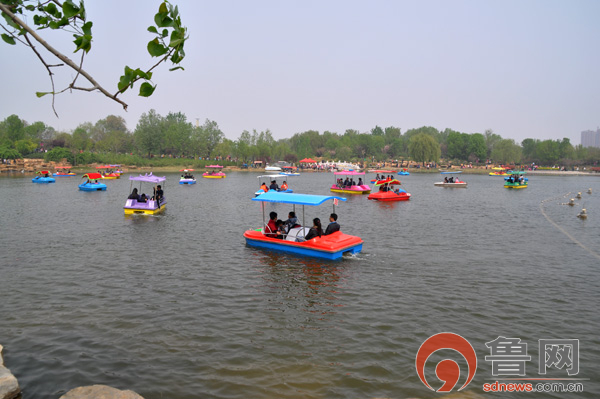 园内湖里的游船吸引大量游客乘坐