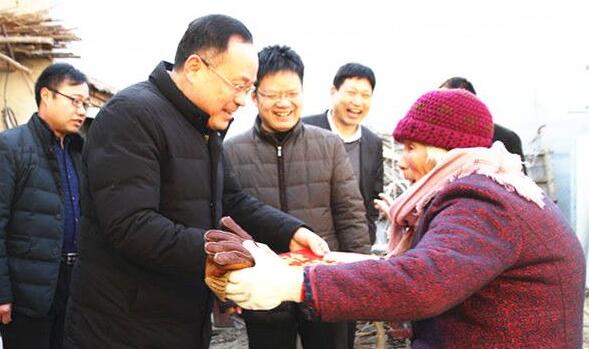 练建军等人到曹楼村慰问