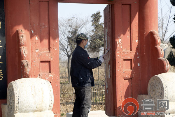 在每年牡丹文化旅游节前，工作人员都将对出现破损的设施进行修复和翻新。