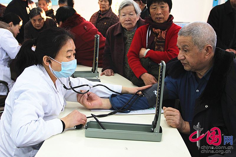 菏泽开发区丹阳社区卫生服务中心举行“走进社区免费查体活动”